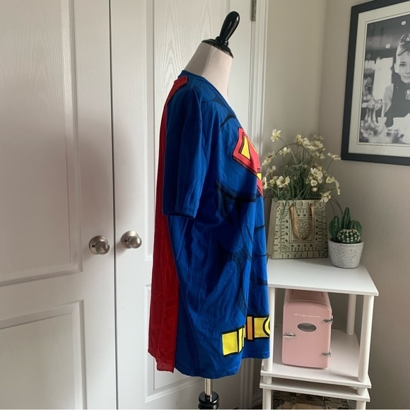 Superman Tee with Removable Cape - Picture 8 of 10